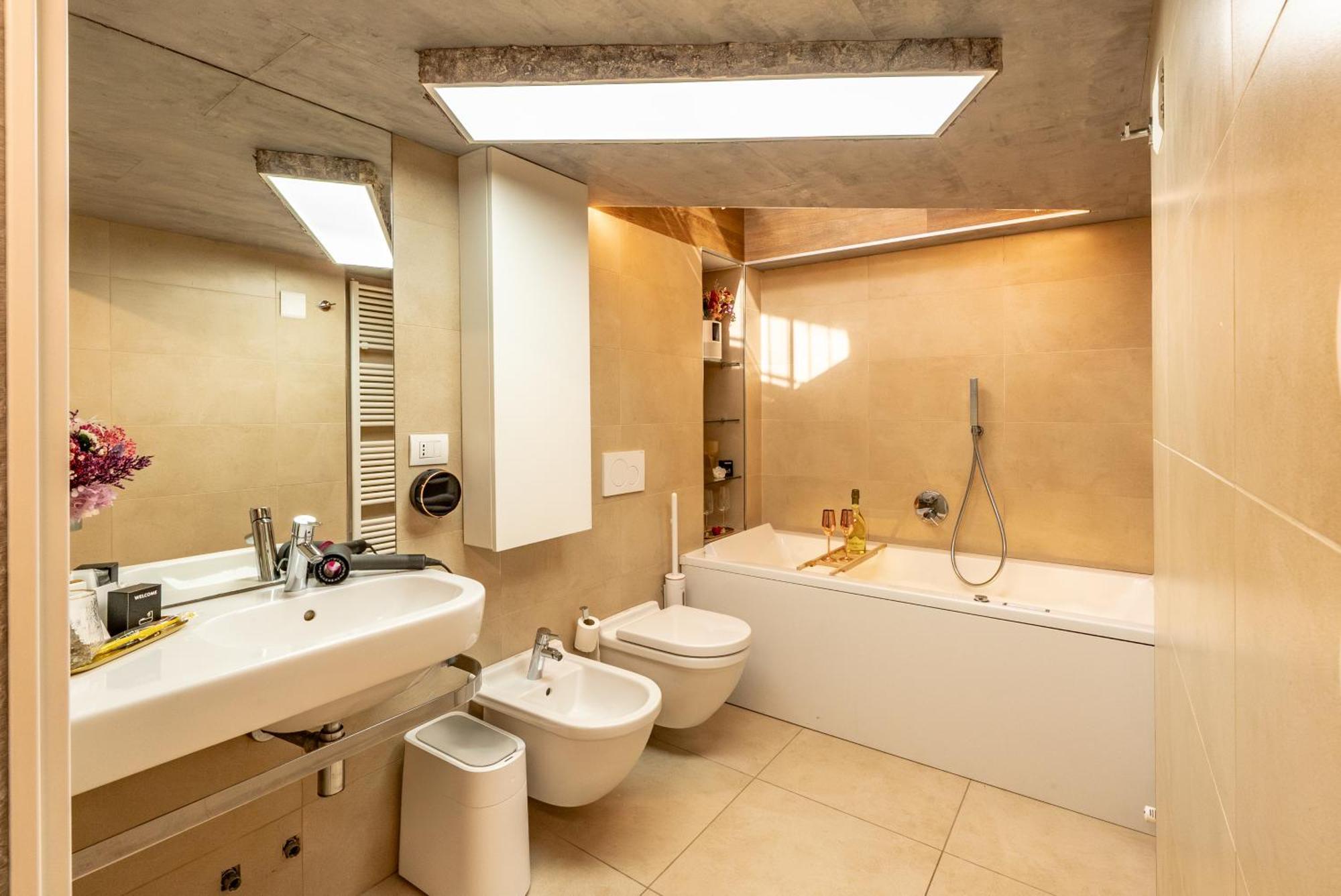 Luxe & Central Haven - Jacuzzi, Sauna, Steam, Private Parking Комо Экстерьер фото