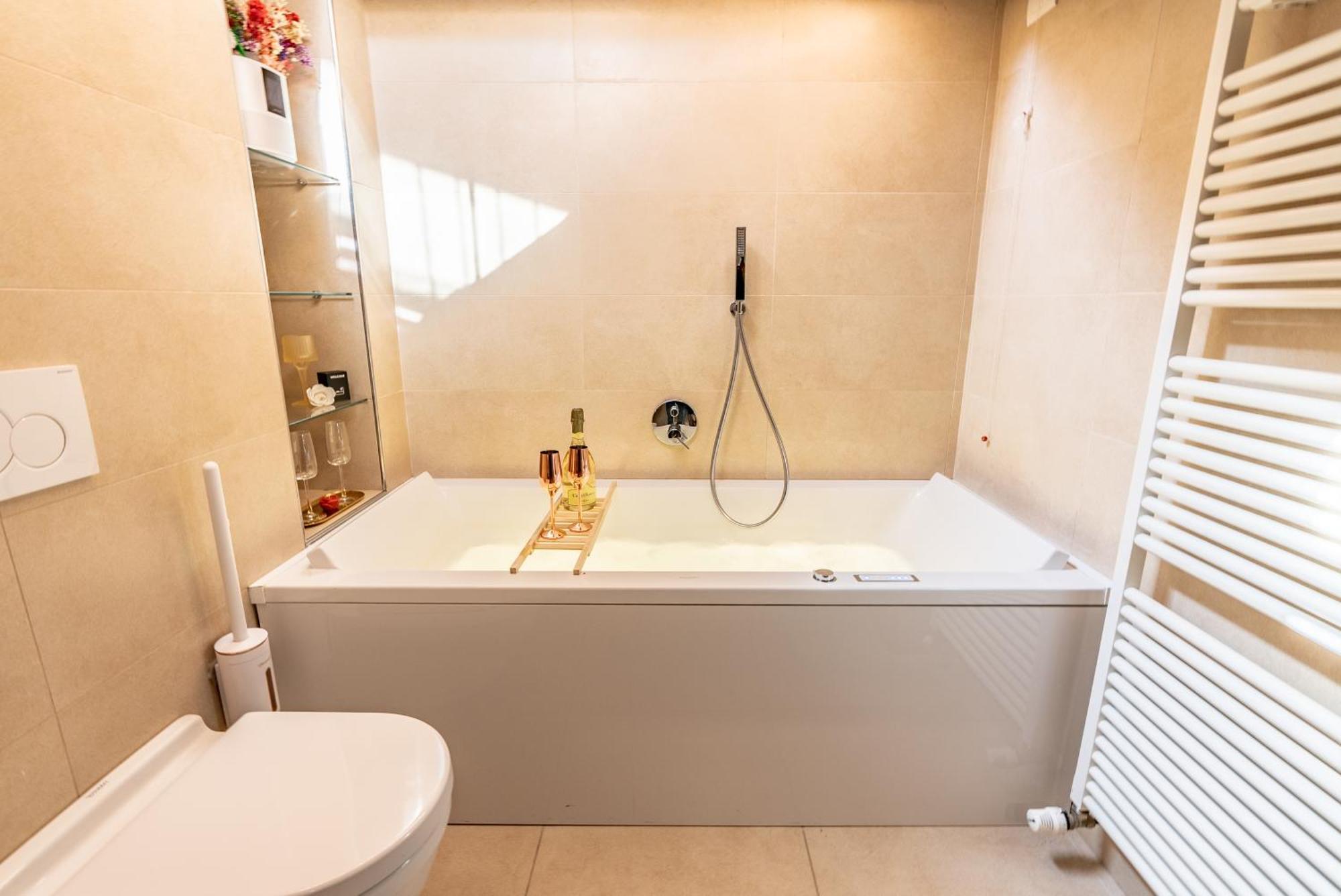 Luxe & Central Haven - Jacuzzi, Sauna, Steam, Private Parking Комо Экстерьер фото